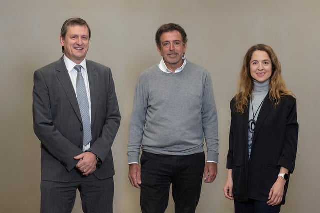 Santiago Mignone, presidente de IDEA y socio de PwC Argentina; Mariano Bosch, presidente del Coloquio y cofundador y CEO de Adecoagro, y Luciana Paoletti, directora ejecutiva de IDEA, en la presentación del 61° Coloquio
