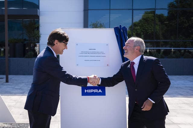 El presidente de la Generalitat, Salvador Illa (i), y el presidente de Hipra, David Nogareda (d), durante la inauguración de la nueva planta.
