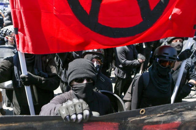 Miembros de Antifa y contramanifestantes se reúnen durante una manifestación derechista contra el marxismo el 27 de agosto de 2017 en el parque Martin Luther King Jr. de Berkeley, California. (Foto de Amy Osborne / AFP).