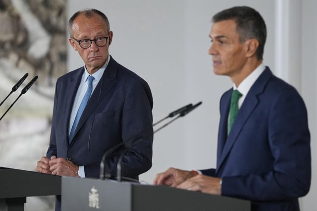 El Presidente de España, Pedro Sánchez (derecha), y el canciller alemán, Friedrich Merz, en Moncloa.