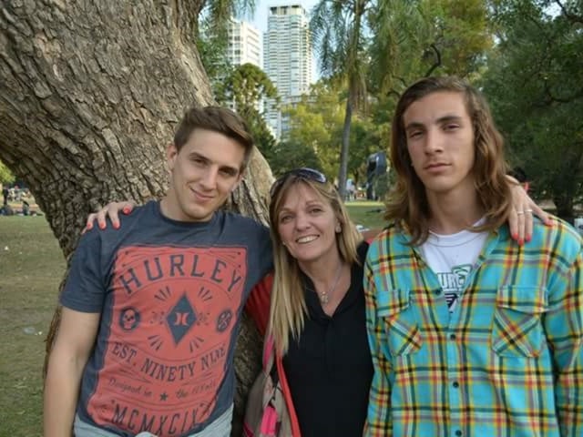 Gabriela Covelli con sus hijos. Nicolás (izquierda) murió por mala praxis.