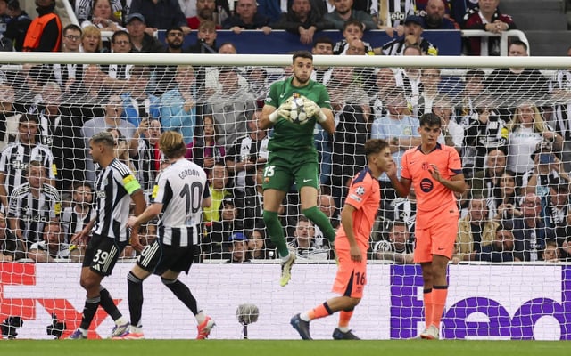 Joan Garcia sale con autoridad de la portería en Newcastle.