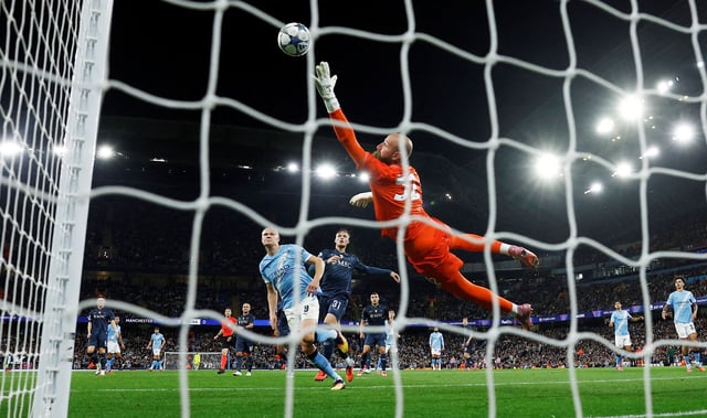Soccer Football - UEFA Champions League - Manchester City v Napoli - Etihad Stadium, Manchester, Britain - September 18, 2025 Manchester City's Erling Haaland scores their first goal past Napoli's Vanja Milinkovic-Savic Action Images via Reuters/Jason Cairnduff