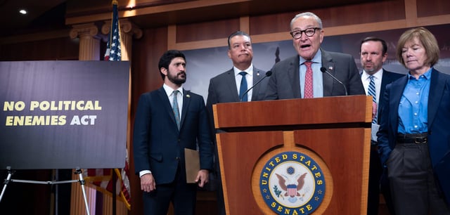 Der demokratische Minderheitsführer im Senat, Chuck Schumer (Mitte), mit den Abgeordneten Greg Casar, Alex Padilla, Chris Murphy und Tina Smith (v. l.)