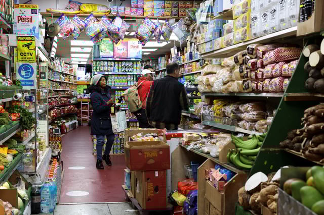 People shop at a grocery market, in London, Britain May 6, 2023. REUTERS/Emilie Madi/File Photo