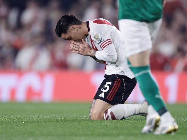 AME477. BUENOS AIRES (ARGENTINA), 17/09/2025.- Sebastián Driussi de River Plate reacciona este miércoles, durante un partido de cuartos de final de la Copa Libertadores entre River Plate y Palmeiras en el estadio Monumental, en Buenos Aires (Argentina). EFE/ Juan Ignacio Roncoroni