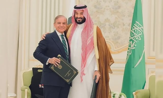Saudi Crown Prince and Prime Minister Mohammed bin Salman (right) and Prime Minister Shehbaz Sharif embrace each other during a meeting in RIyadh, Saudi Arabia, on September 17, 2025. Photo: PMO