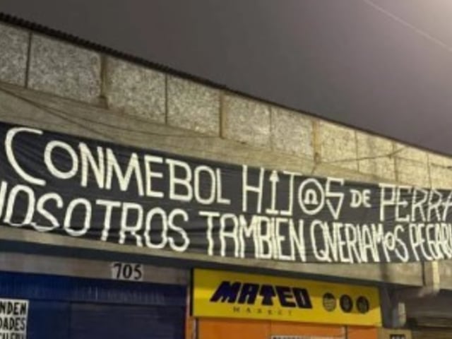 Las banderas de la barra de Alianza Lima contra la U. de Chile.