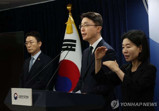 Second Vice Science Minister Ryu Je-myung (C) speaks during a briefing in Seoul on Sept. 19, 2025. (Yonhap)