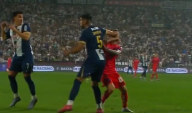 Alianza Lima se queda con 10: Carlos Zambrano vio la roja tras fuerte codazo a jugador de la U. de Chile
