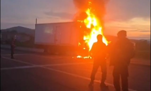 Incendian pobladores de Tocumbo camión tras desaparición de 3 vecinos