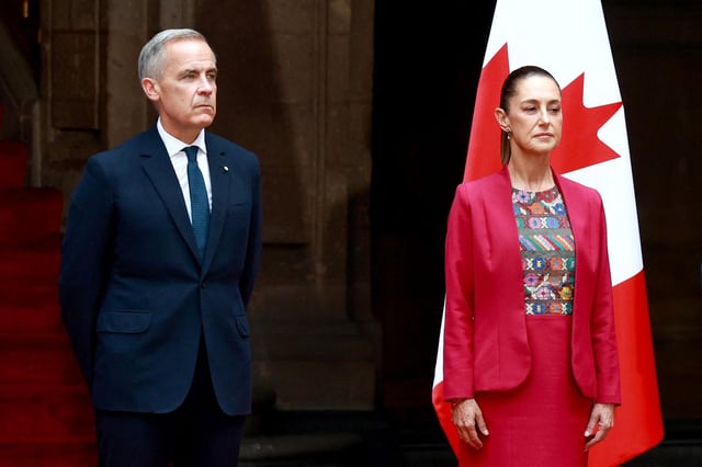 La présidente mexicaine Claudia Sheinbaum organise une cérémonie de bienvenue pour le premier ministre canadien Mark Carney au Palais national, à Mexico, le 18 septembre 2025.