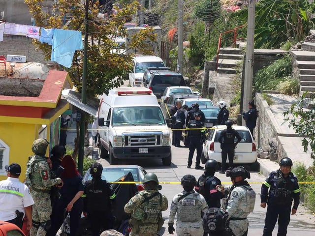 Patrulleros y militares resguardan una ambulancia en calles de Ecatepec