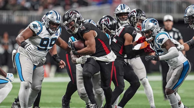 Atlanta Falcons running back Bijan Robinson (7) runs against the Carolina Panthers during the second half at Mercedes-Benz Stadium. Mandatory Credit: Dale Zanine-Imagn Images