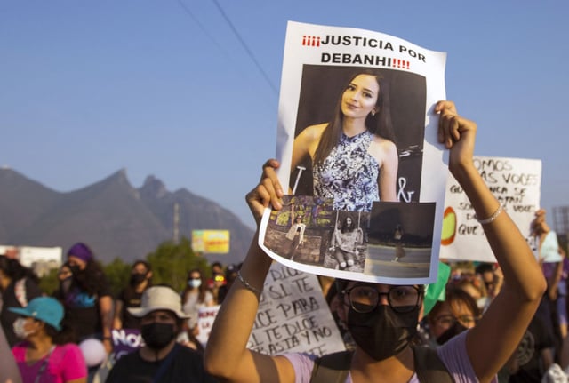 Personas sostienen carteles mientras participan en la marcha de mujeres exigiendo justicia para Debanhi Escobar, el 22 de abril de 2022 (Foto: Julio Cesar Aguilar / AFP)