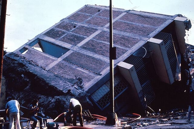 Terremoto en la Ciudad de México, 19 de septiembre de 1985. Estructura de ocho pisos con paredes de ladrillo que se partieron en dos. Los cimientos también se desprendieron. Foto: Servicio Geológico de los Estados Unidos, Departamento del Interior/USGS