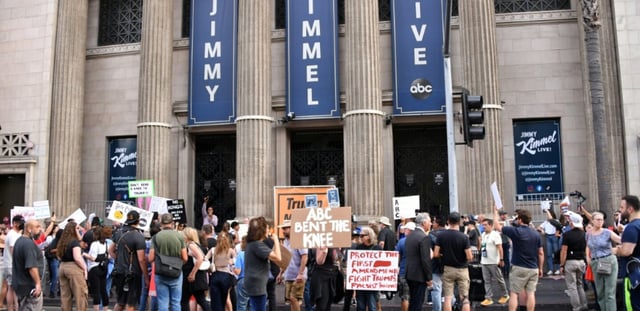 Des manifestants lors d'un rassemblement contre l'annulation de l'émission "Jimmy Kimmel Live!", à Hollywood, en Californie, aux Etats-Unis, le 18 septembre 2025
