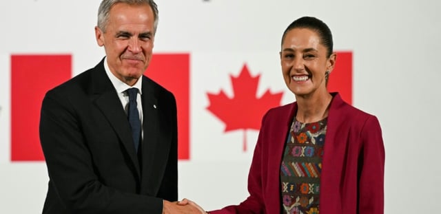 Le Premier ministre du Canada, Mark Carney (G), et la Présidente du Mexique, Claudia Sheinbaum (D), se serrent la main après une conférence de presse conjointe au Palais National à Mexico le 18 septembre 2025
