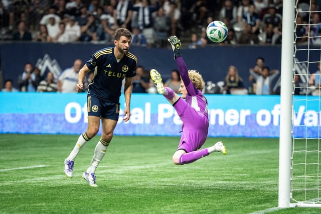 Neues Projekt in Übersee: Thomas Müller (l.) erzielt im Spiel gegen Philadelphia einen Treffer