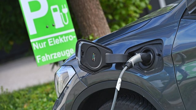 E-Auto wird auf einem Parkplatz nur für Elektro-Fahrzeuge geladen