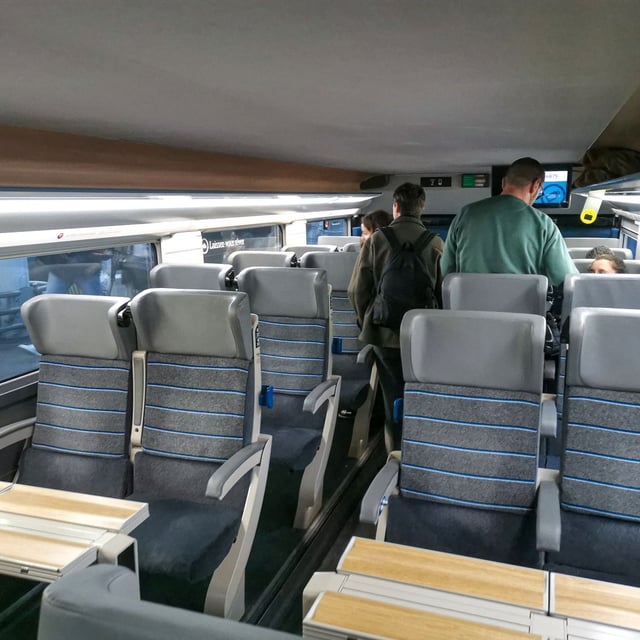Des passagers sont à bord d'un TGV Inoui en gare de Toulouse, le 1er février 2024.