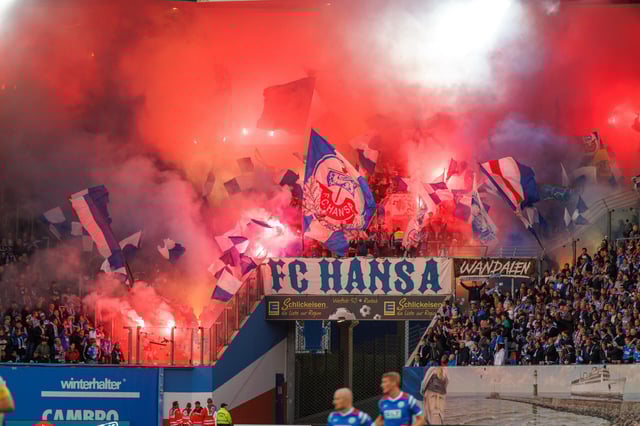 Schon während des Spiel brannten die Rostocker Fans Pyro-Technik ab. Später kam es zu dem Unfall.