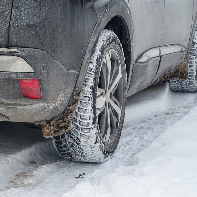Winterreifen mit dem richtigen Luftdruck sparen Sprit, verkürzen den Bremsweg und halten länger.