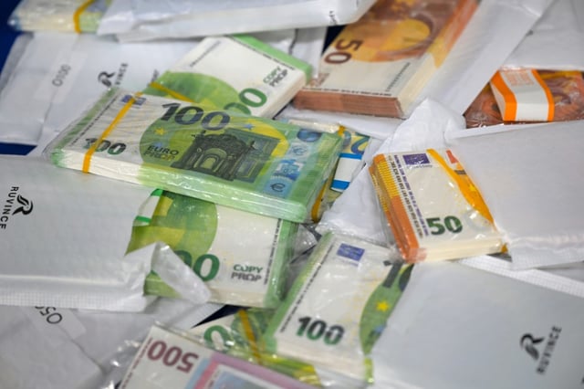 Falschgeld im Nennwert von mehr als eineinhalb Millionen Euro haben Ermittler bei einem Mann in Bremen beschlagnahmt. Er geriet ins Visier der Polizei, weil in einem Internetverkaufsportal Fälschungen angeboten haben soll.