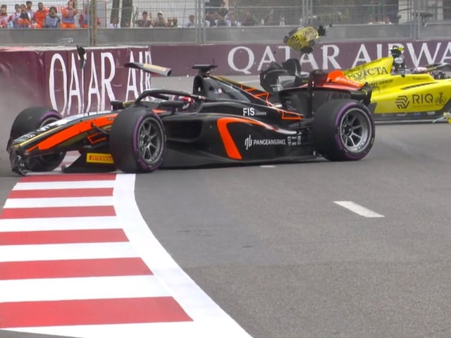 Los autos de Roman Stanek y John Bennett, muy dañados después del golpe en la curva 1 del circuito callejero de Bakú. Imagen: Captura TV.