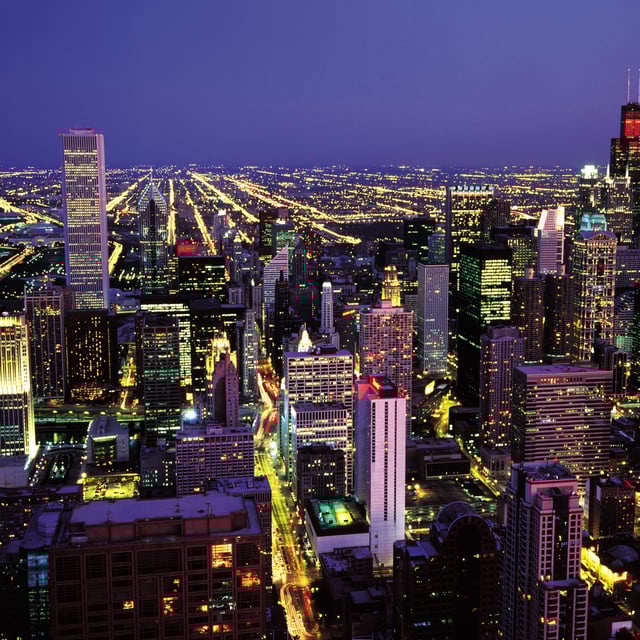 Beleuchtete Skyline von Chicago (Bundesstaat Illinois): Die USA treiben den Netzausbau entschlossener voran als Deutschland, schreibt Hitachi-Energy-CEO Andreas Schierenbeck (Archivbild)