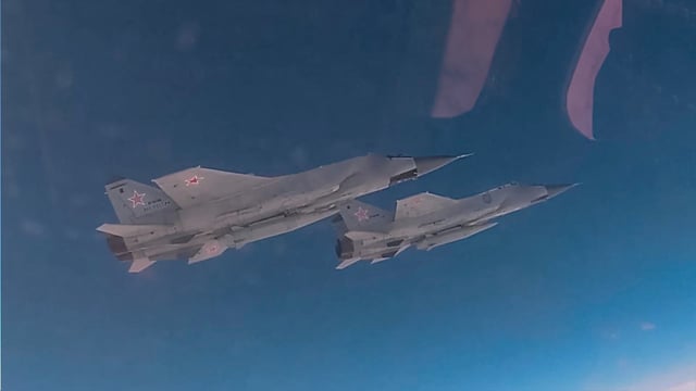 Una imagen fija tomada del vídeo facilitado el 13 de septiembre de 2025 por el servicio de prensa del Ministerio de Defensa ruso muestra aviones de combate MiG-31 rusos equipados con misiles balísticos hipersónicos «Kinzhal» participando en las maniobras militares conjuntas Zapad-2025