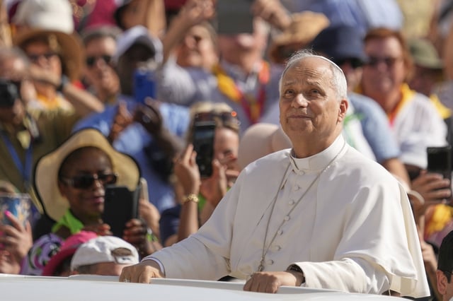 El papa León XIV llega a la Plaza de San Pedro con motivo de la audiencia general semanal en el Vaticano, el miércoles 17 de septiembre de 2025
