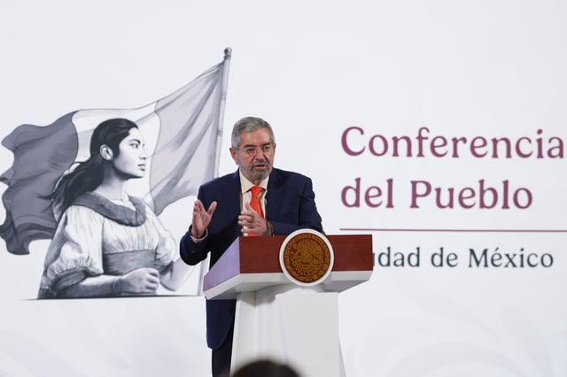 El canciller Juan Ramón de la Fuente en la "Conferencia del Pueblo" de la presidenta Claudia Sheinbaum. | Crédito: Presidencia