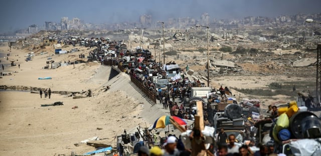 Des déplacés palestiniens sur une route de Nousseirat,  dans le centre de la bande de Gaza, après leur fuite de la ville de Gaza, le 19 septembre 2025