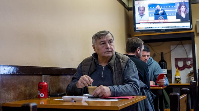 Un vecino desayuna en un bar en Santa Eulàlia de Ronçana (Girona).