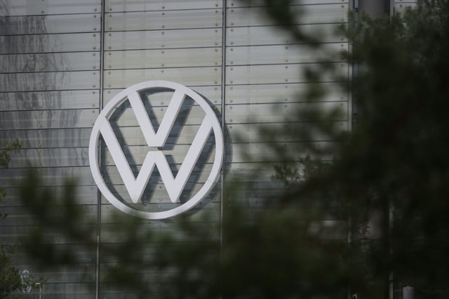 Der Automobilriese Volkswagen hat wegen zu geringer Nachfrage nach Elektro-Autos seiner Tochter Porsche seine Prognosen für 2025 nach unten korrigiert. Der Konzern gehe von einem um rund 5,1 Milliarden Euro niedrigeren operativen Jahresergebnis aus als bisher erwartet.