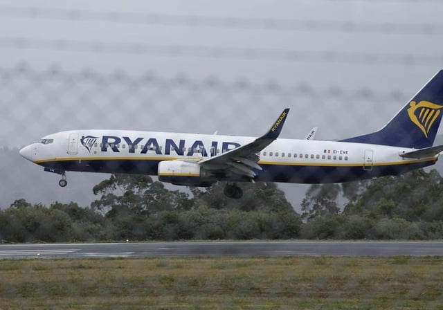 Un avión de Ryanair en el Aeropuerto de Santiago de Compostela en una imagen de archivo.