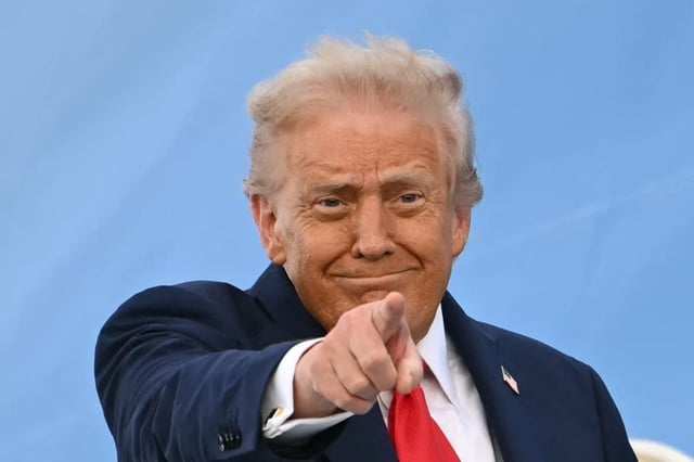 El presidente de Estados Unidos, Donald Trump, hace un gesto al abordar el Air Force One en el aeropuerto de Stansted, al norte de Londres, el 18 de septiembre de 2025. (Foto de ANDREW CABALLERO-REYNOLDS / AFP)