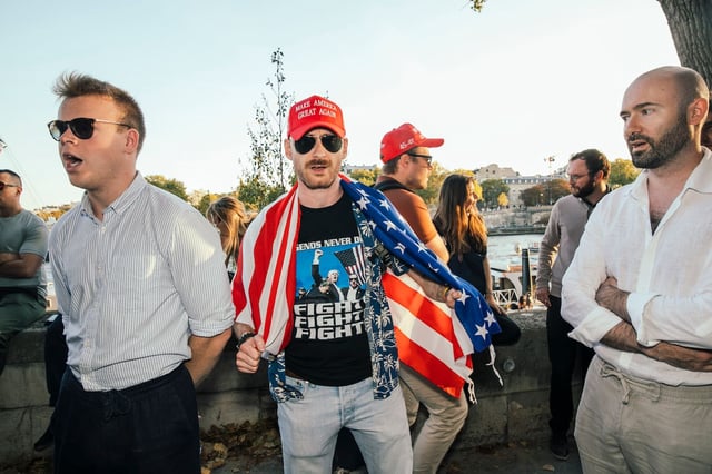 Au rassemblement en hommage à l'influenceur d'extrême droite Charlie Kirk, ce vendredi 19 septembre à Paris.