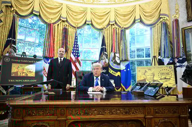Trump firma decretos en el Salón Oval