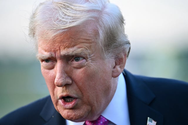 El presidente de Estados Unidos, Donald Trump, habla con la prensa antes de abordar el Air Force One en el Aeropuerto Municipal de Morristown, Nueva Jersey, el 14 de septiembre de 2025. (Foto de Mandel NGAN / AFP).