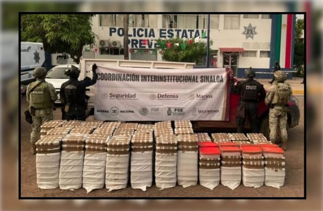 Más de una tonelada de cristal en camioneta robada: huyen entre la maleza tras persecución en Culiacán. / Seguridad Pública Sinaloa.