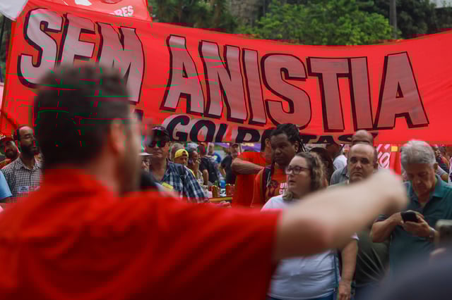 PKANI 10/12/2024  - MANIFESTAÇÃO / SEM ANISTIA - Manifestação de centrais sindicais , e movimentos sociais contra a Anistia aos militares e ao ex presidente Bolsonaro , no centro do Rio de Janeiro. FOTO Pedro Kirilos/Estadão