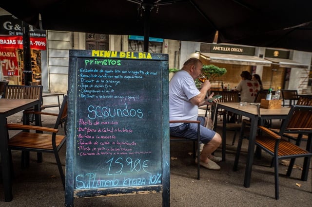 Pizarra con un menú del día en una terraza de la Rambla del Poblenou, esta semana.