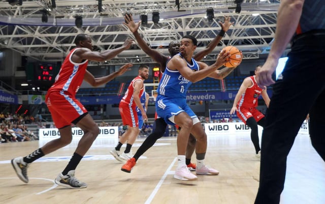 Trey Lyles, fichaje estrella del Madrid, cercado por la defensa del Breogán.