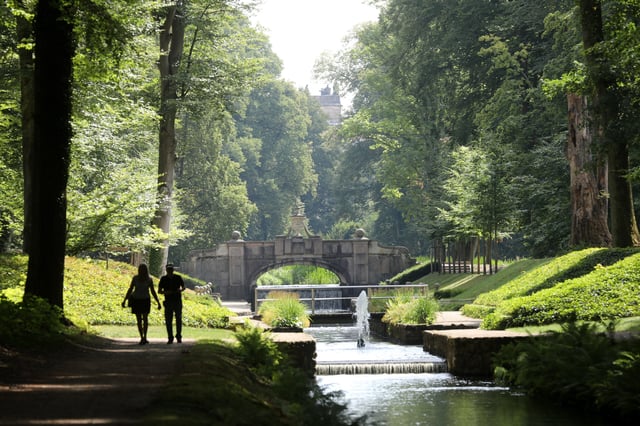 Spaziergänger im Schlosspark Ludwigslust (Symbolfoto).