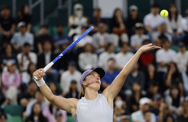 Tennis - WTA 500 - Korea Open - Olympic Park Tennis Center, Seoul, South Korea - September 20, 2025 Poland's Iga Swiatek serves during her semifinal match against Australia's Maya Joint REUTERS/Kim Soo-Hyeon