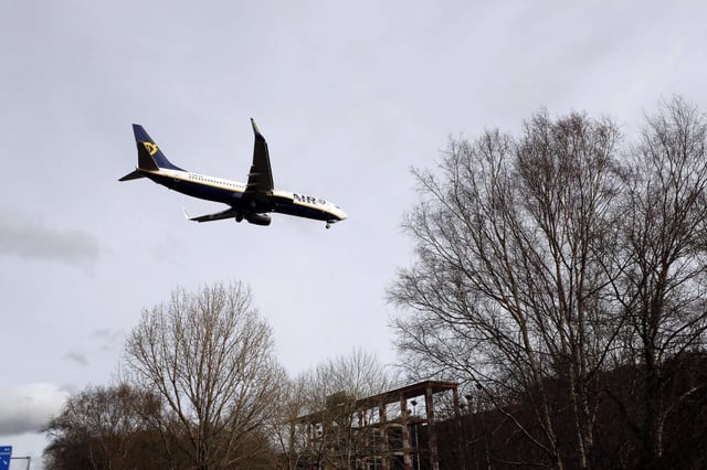 Un avión de Ryanair sobrevuela las inmediaciones del aeropuerto de Santiago
