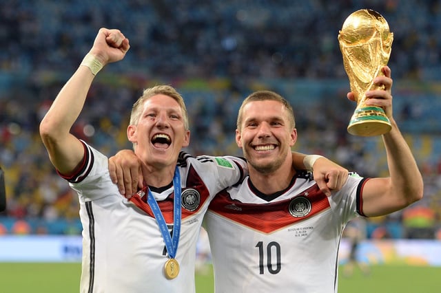 Lukas Podolski (r.) am Abend des 13. Juli 2014 mit dem WM-Pokal – neben ihm sein Freund und Mitspieler Bastian Schweinsteiger