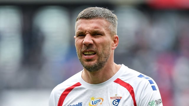 Lukas Podolski kritisiert die fehlende Härte im deutschen Nachwuchsfußball.
